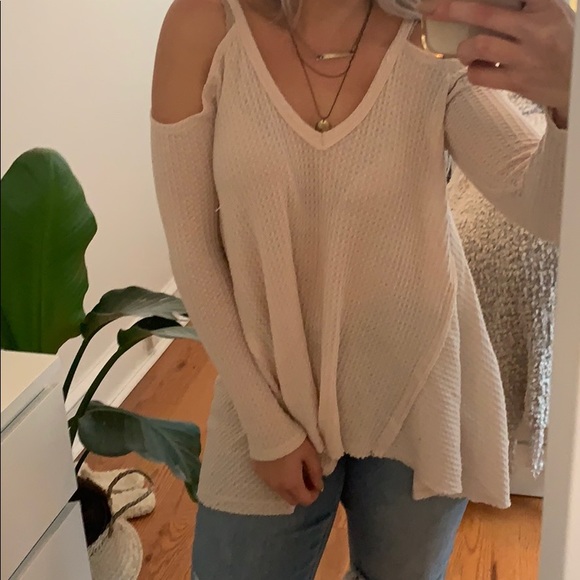 Cold shoulder long sleeve top - Picture 2 of 4
